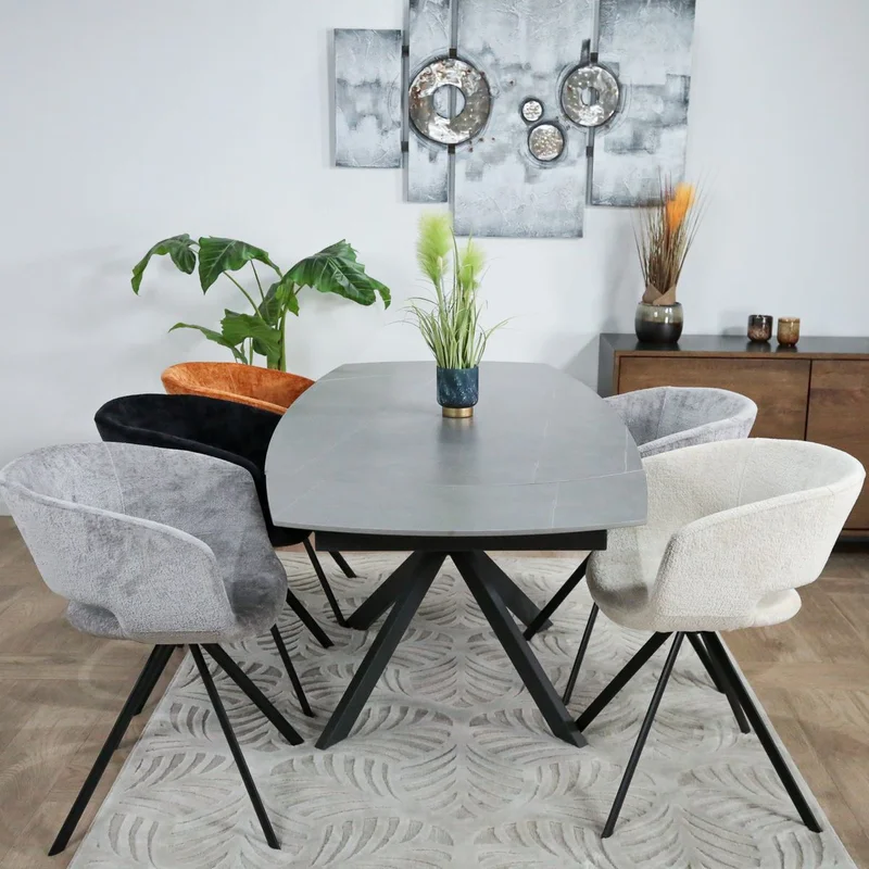 salon avec une table en céramique et des plantes