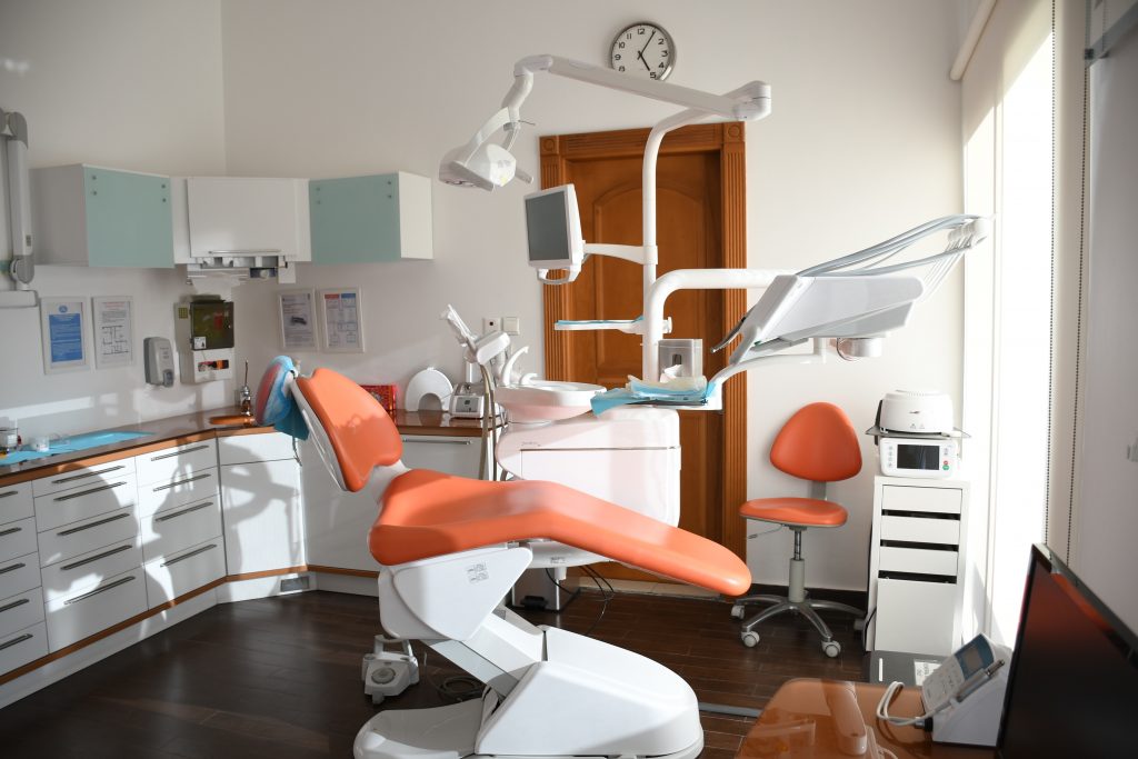 salle dentiste avec fauteuil et instruments