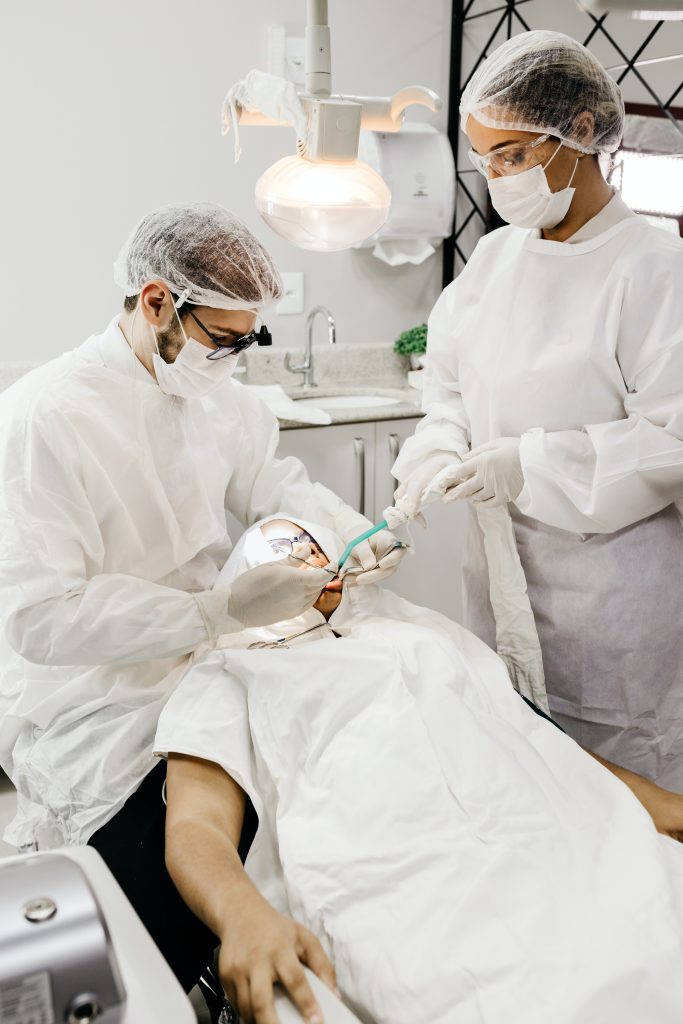 assitant dentaire et dentiste avec patient